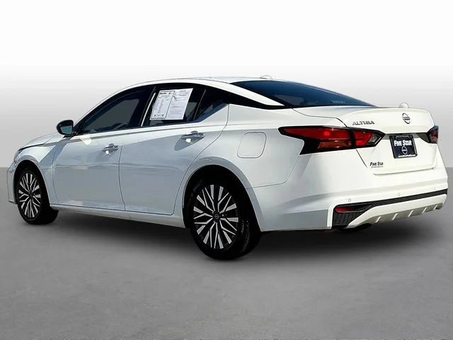 Used 2025 White Nissan 2.5 SV image 5