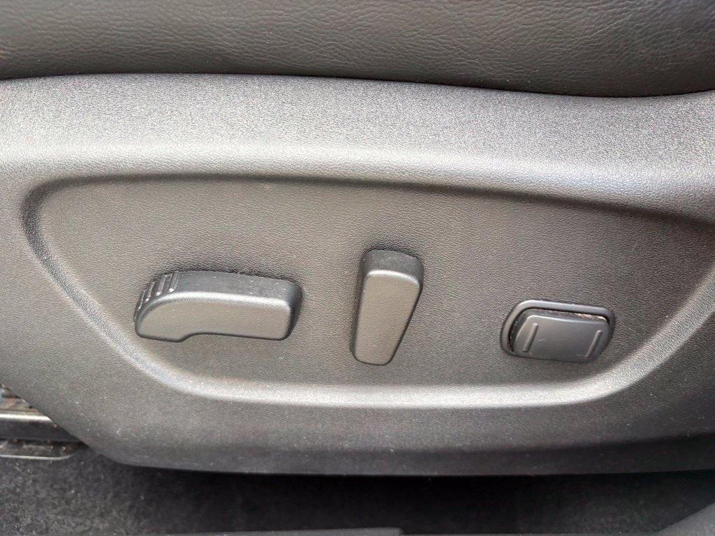 Used 2022 White Nissan SV image 22
