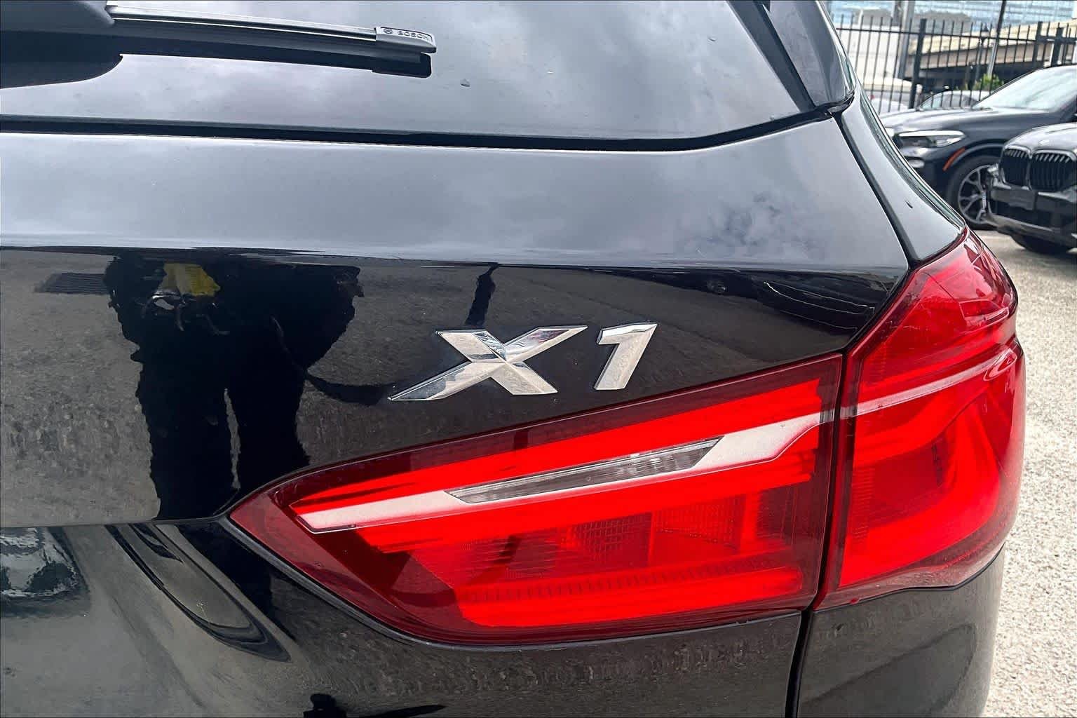Used 2018 Black Sapphire Metallic BMW sDrive28i image 30