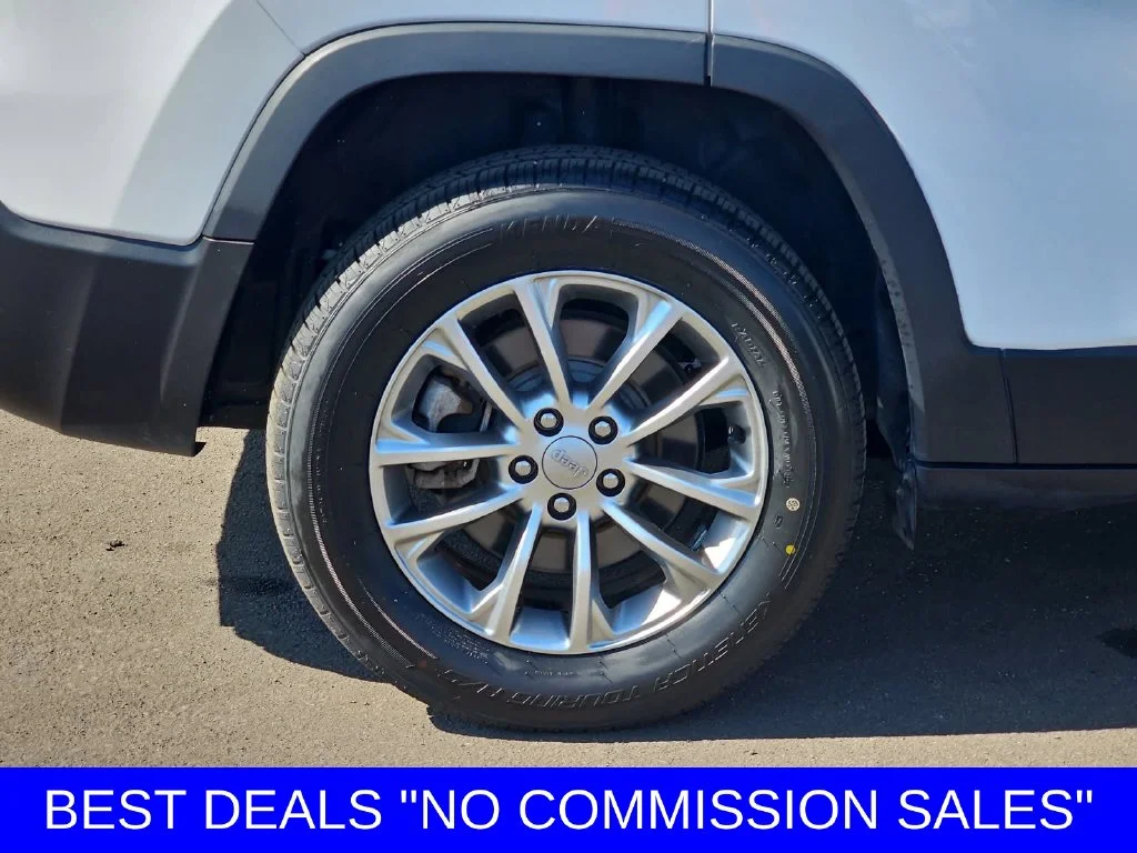 Used 2021 Bright White Clearcoat Jeep Latitude Lux image 37