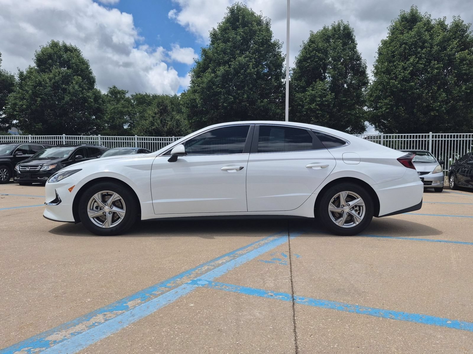 Used 2022 Quartz White Hyundai SE image 9