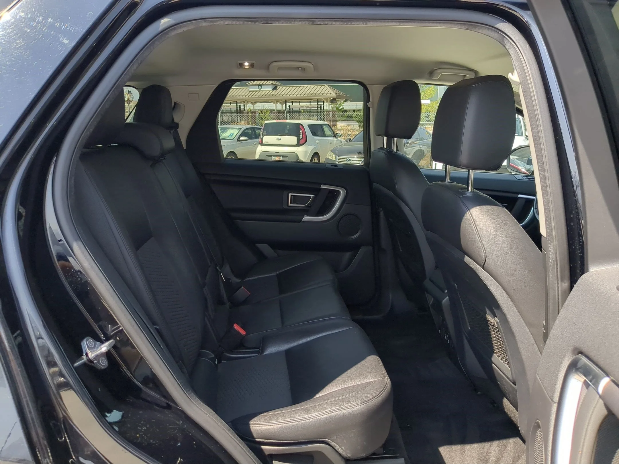 Used 2019 Narvik Black Land Rover SE image 24