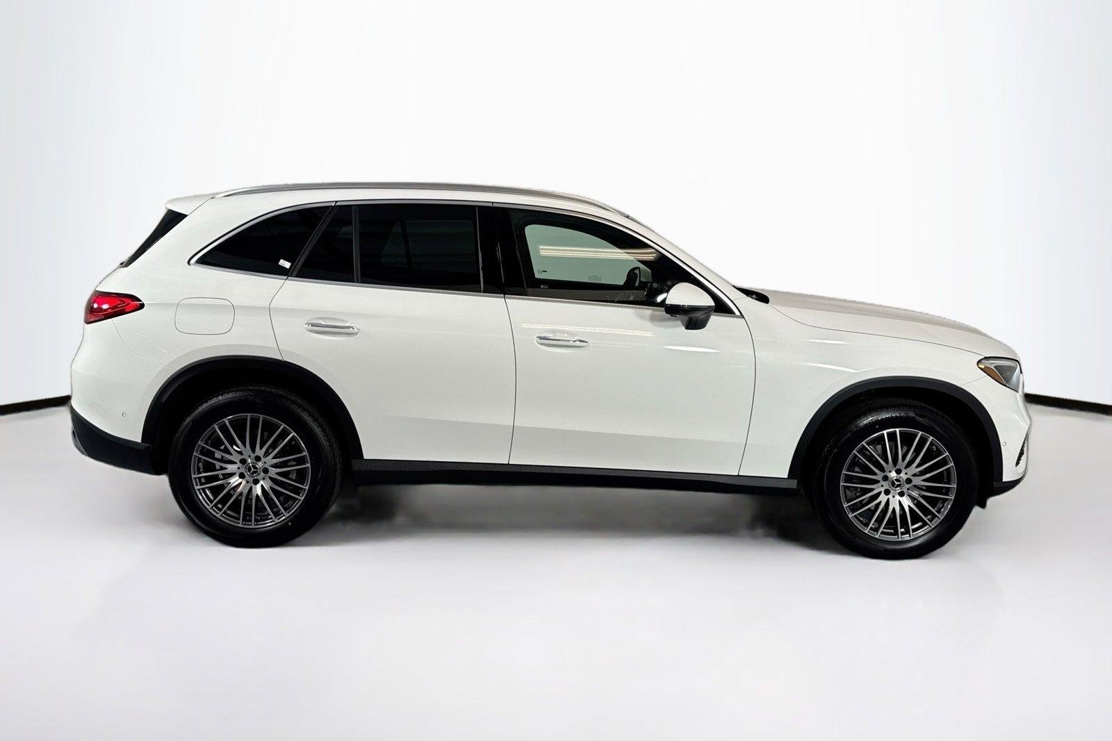 New 2026 Polar White Mercedes-Benz GLC 300 image 4