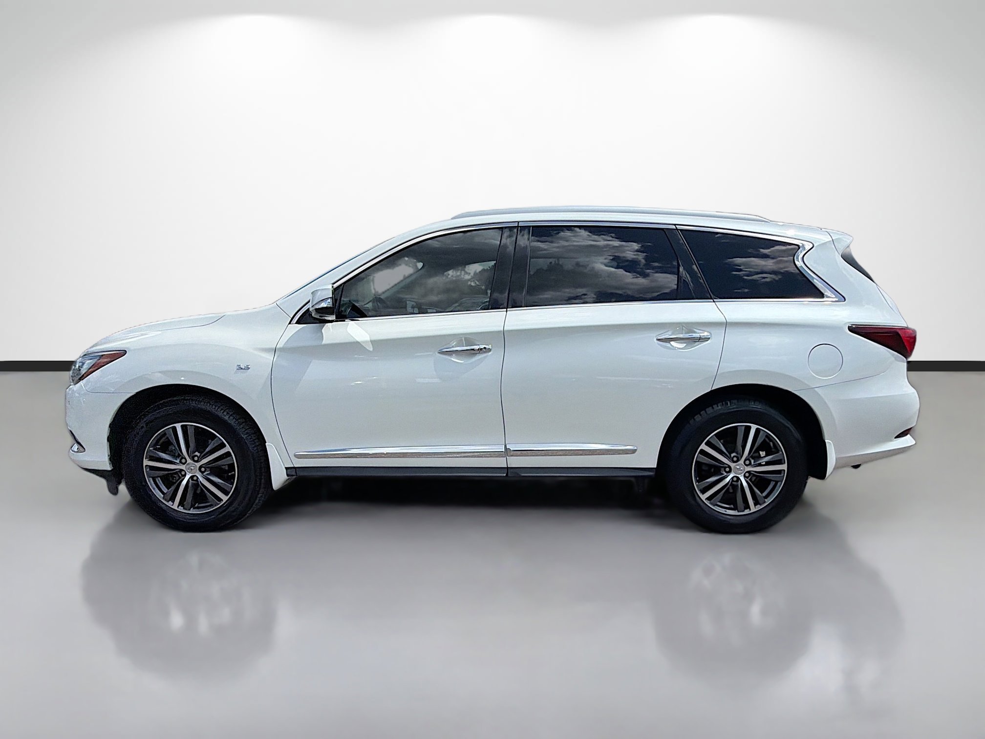Used 2017 Majestic White INFINITI Base image 2