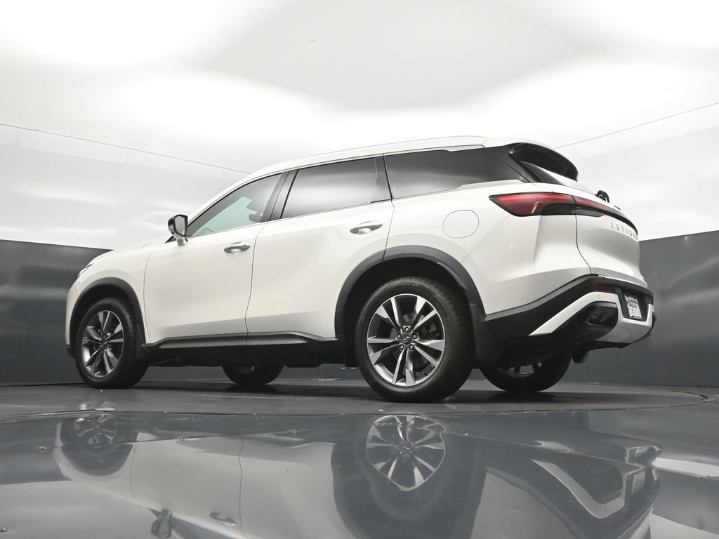 Certified Used 2023 White INFINITI LUXE image 42
