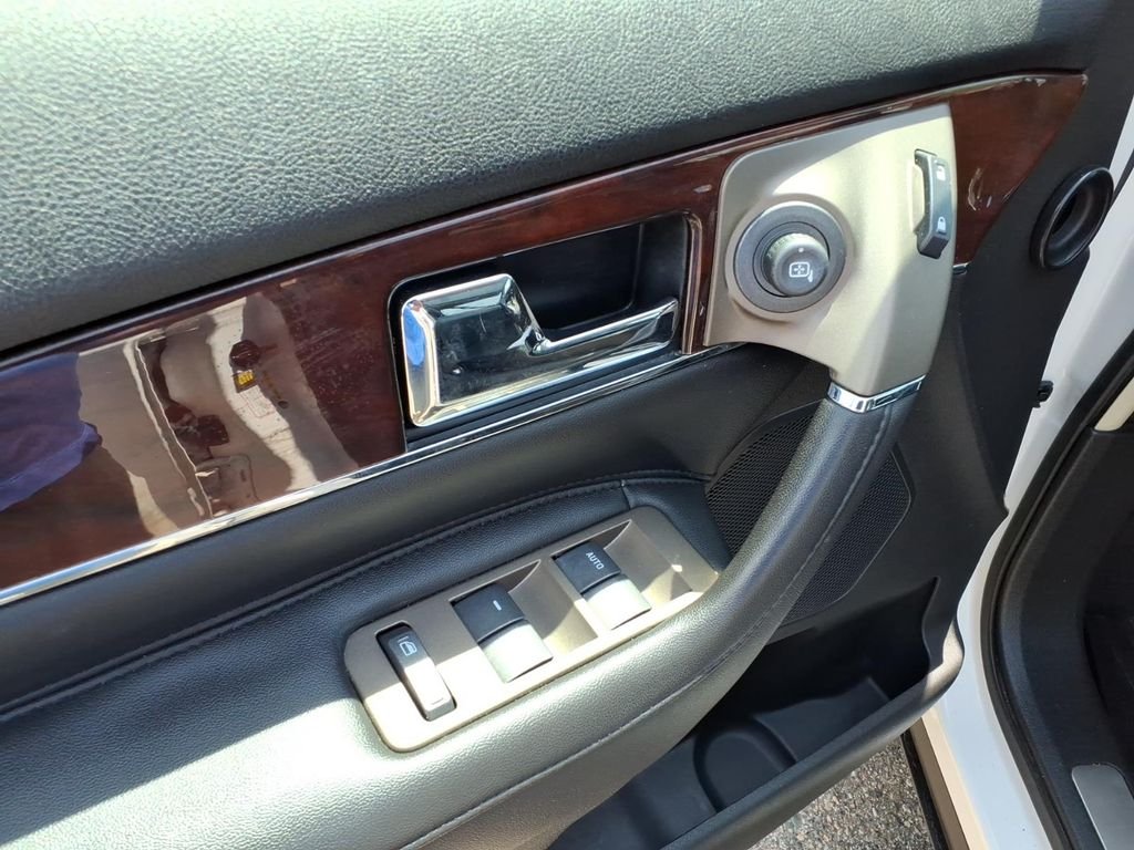 Used 2015 White Lincoln Base image 13