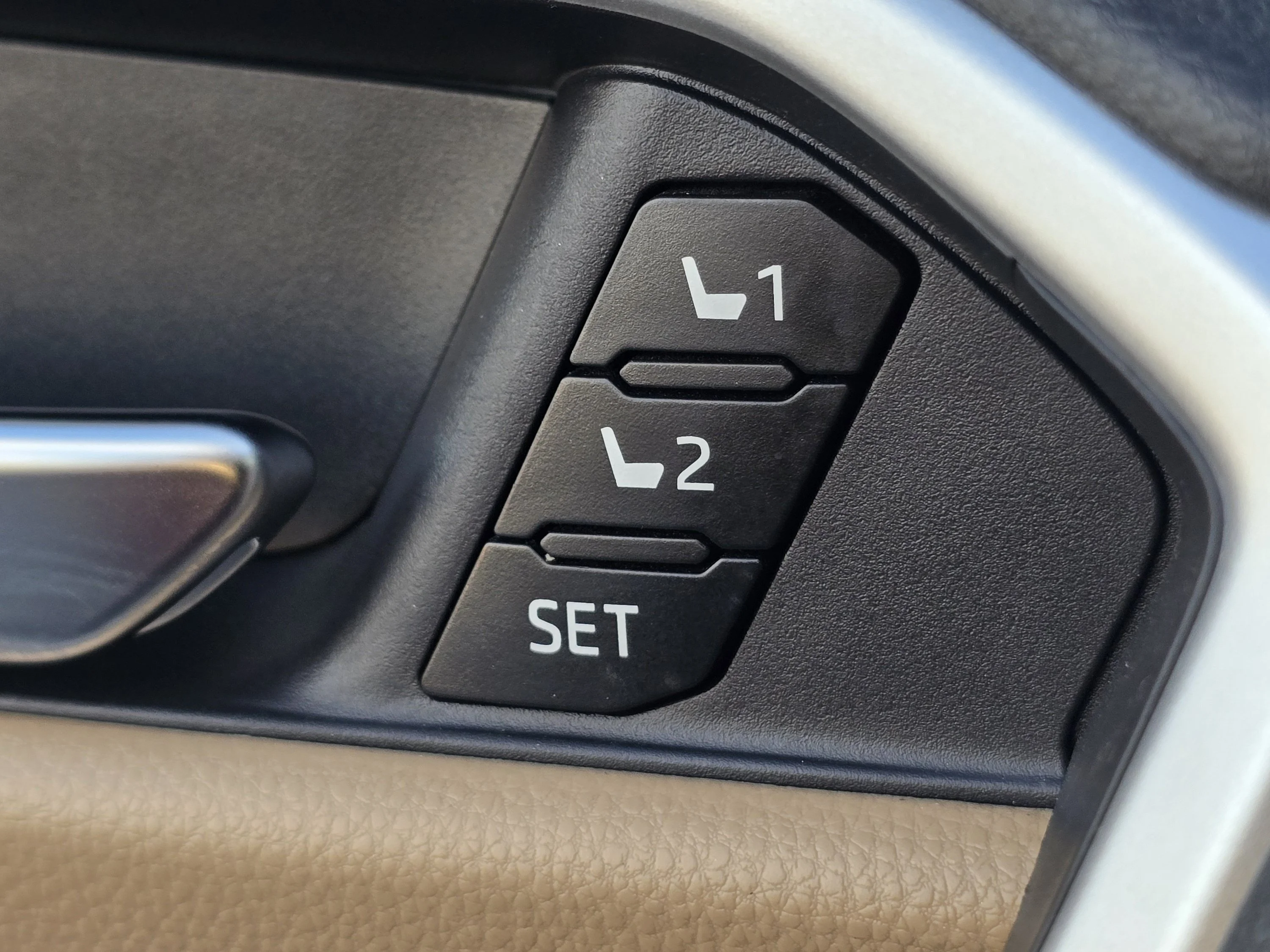 Used 2025 Ruby Flare Pearl Toyota XLE Premium image 17