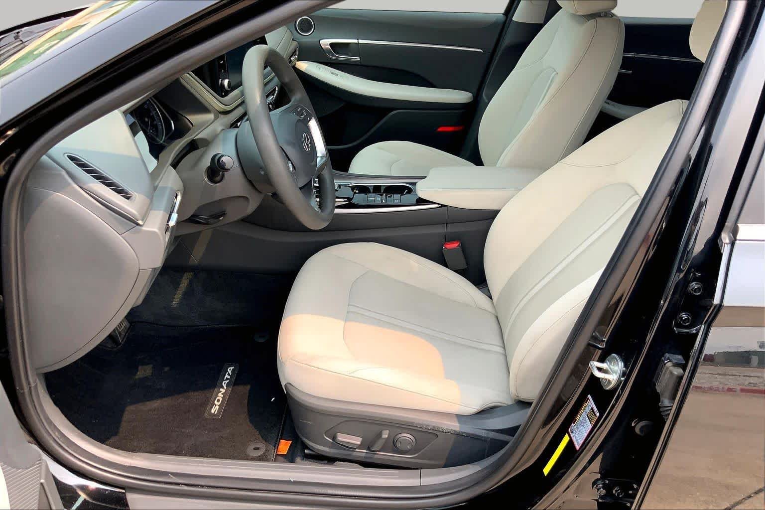Used 2022 Phantom Black Hyundai SEL image 8