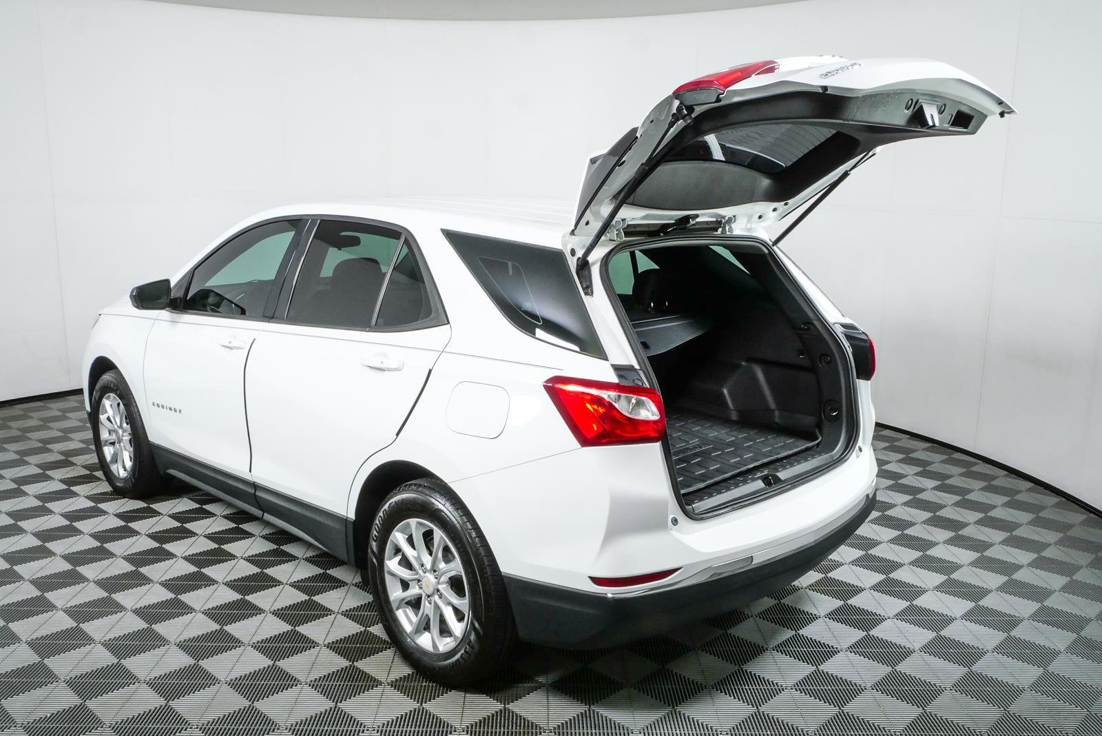 Used 2018 SUMMIT WHITE Chevrolet LS image 30