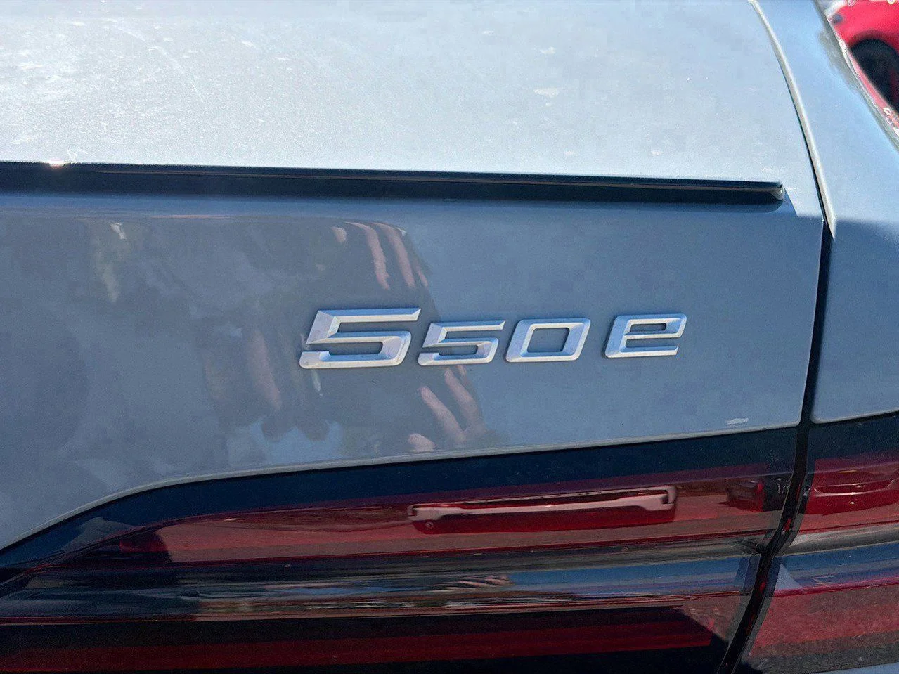 2026 BMW 5 Series 550e - Photo 11