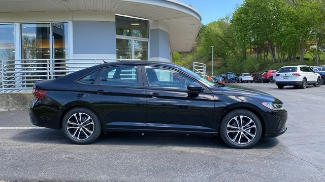New 2026 Black Volkswagen 1.5T Sport image 4