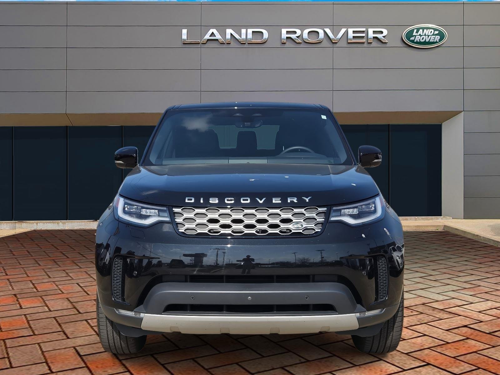 Used 2025 Santorini Black Metallic Land Rover S image 2