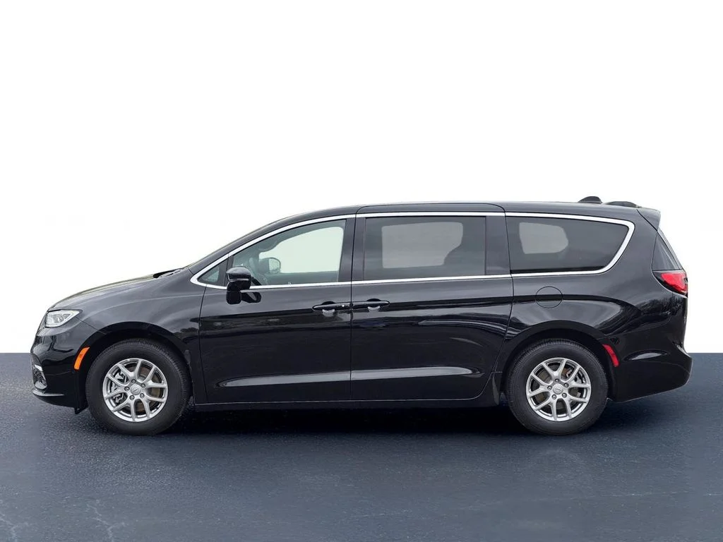 New 2026 Diamond Black Crystal Pearl-Coat Exterior Paint Chrysler Select image 13