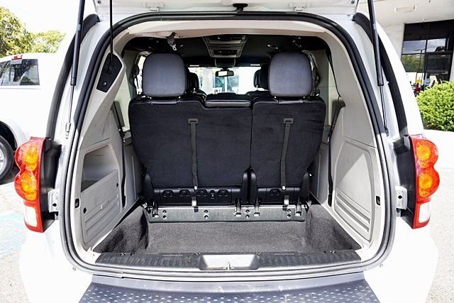 Used 2018 White Dodge SXT image 12