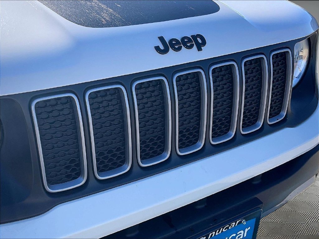 Used 2023 Alpine White Clearcoat Jeep Latitude image 26