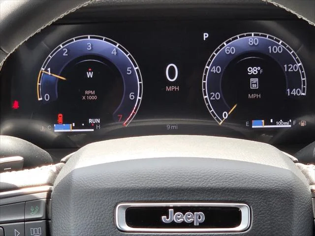 New 2026 Diamond Black Crystal Pearl-Coat Exterior Paint Jeep Altitude image 18