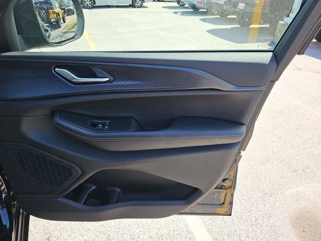New 2026 Diamond Black Crystal Pearlcoat Jeep Laredo X image 13