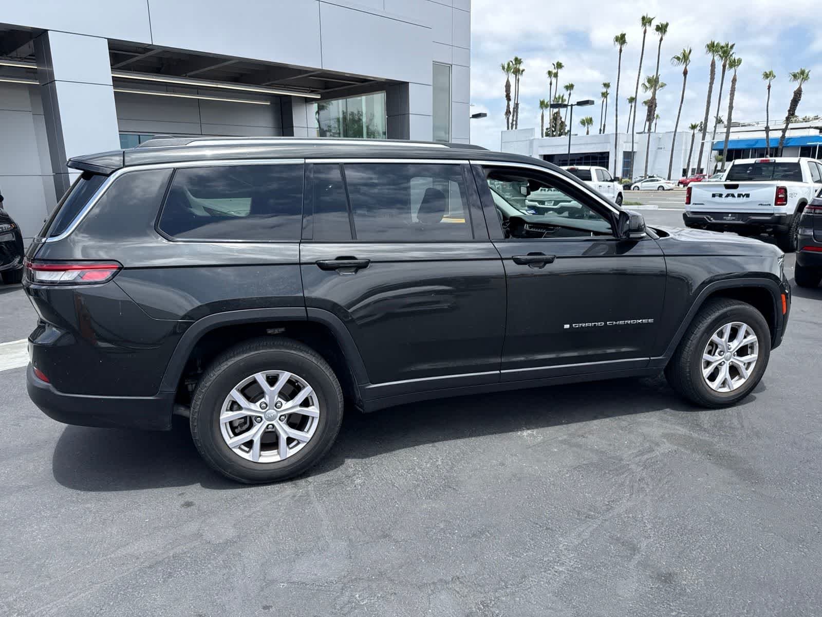 Used 2022 Rocky Mountain Pearlcoat Jeep Limited image 11