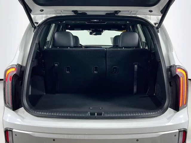 Used 2023 White Kia EX X-Line image 27