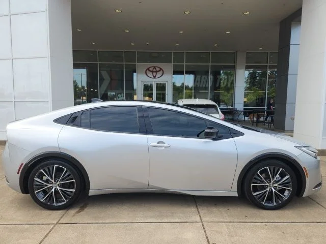 Used 2024  Toyota XLE image 3