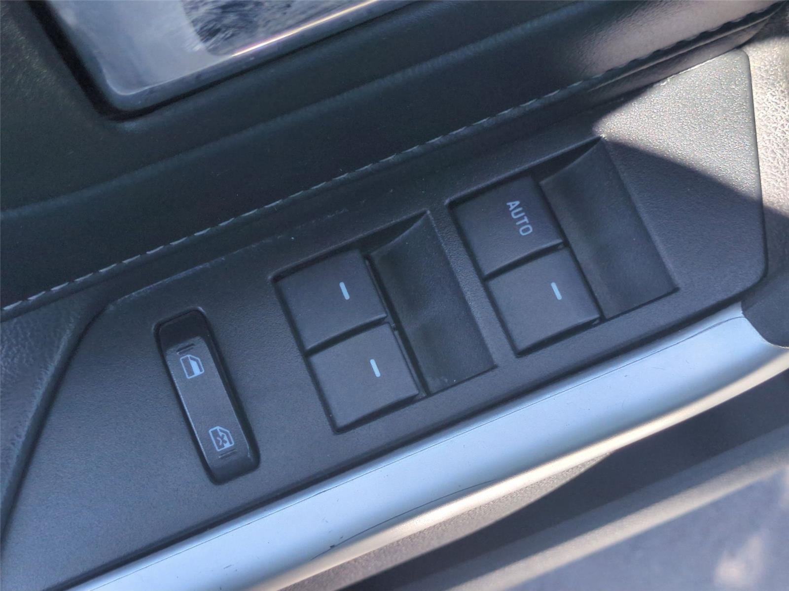 Used 2013 Ingot Silver Metallic Ford SE image 29