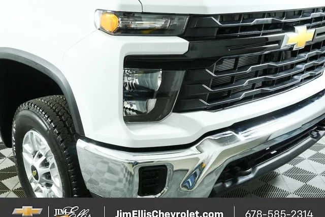 New 2026 Summit White Chevrolet WT image 29