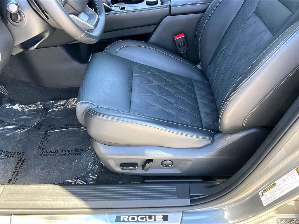Used 2025 Gun Metallic Nissan Platinum image 35