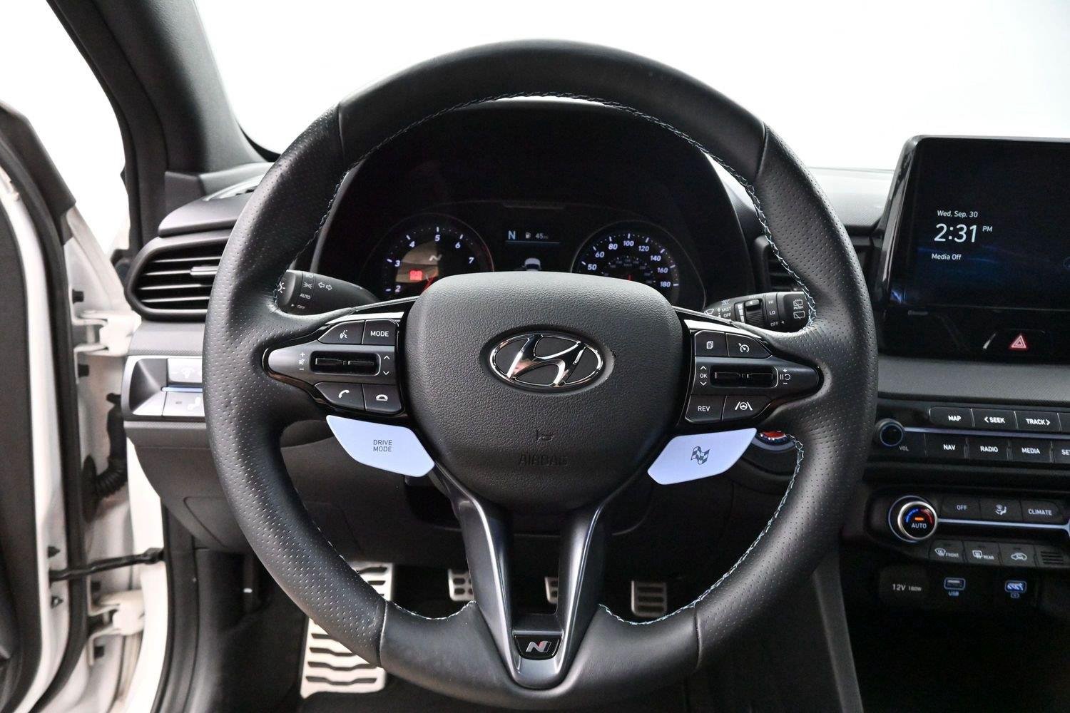 Used 2022 Lunar White Hyundai Base image 14