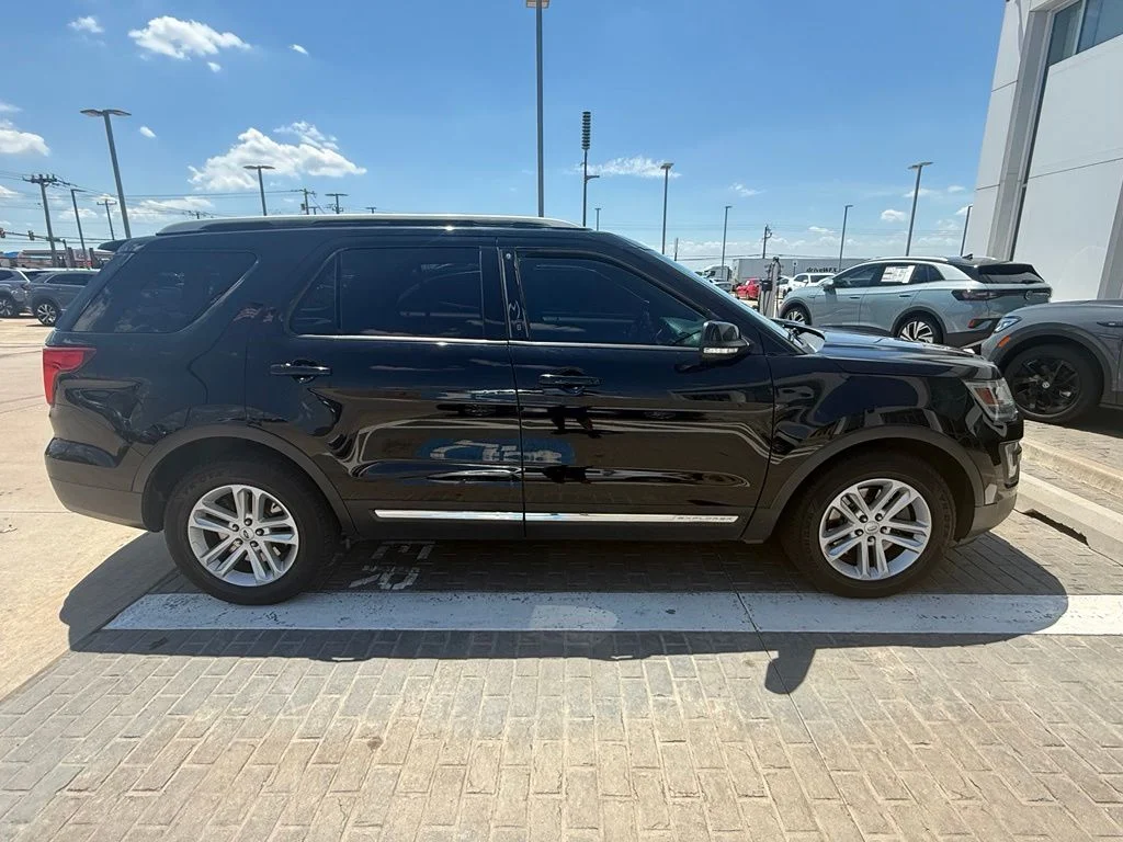 Used 2016 Black Ford XLT image 2