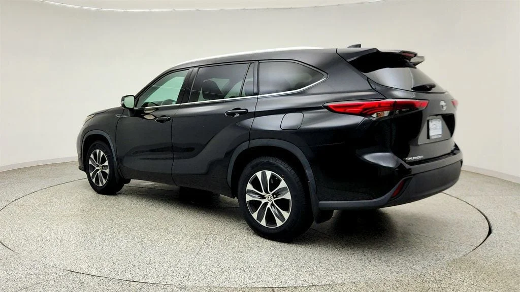 Used 2022 Midnight Black Metallic Toyota XLE AWD image 7