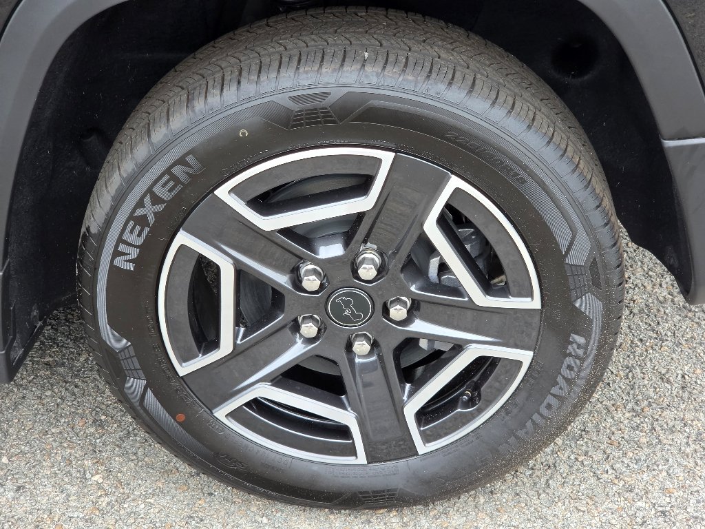 New 2026 Diamond Black Crystal Pearlcoat Jeep Limited image 4