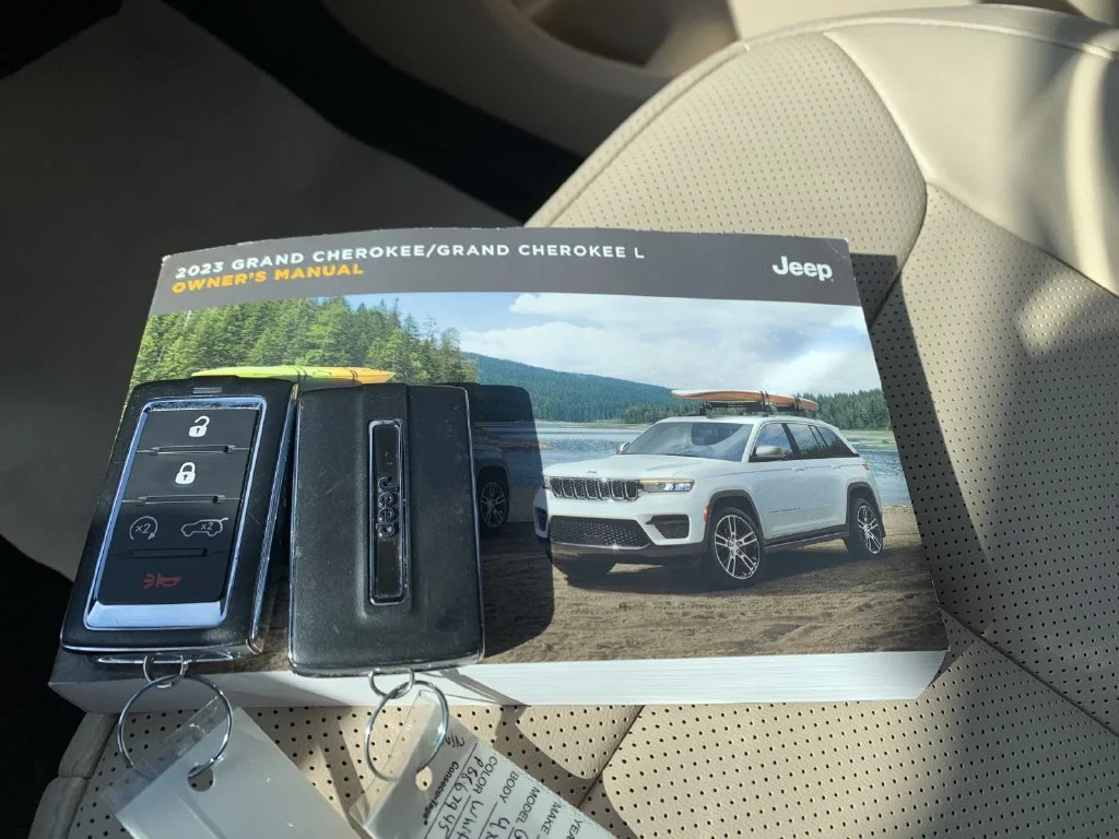 Used 2023  Jeep Summit Reserve image 9
