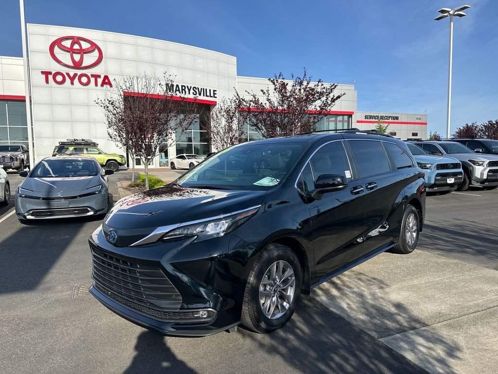 2025 Toyota Sienna XLE 7-Passenger Hybrid AWD's photo