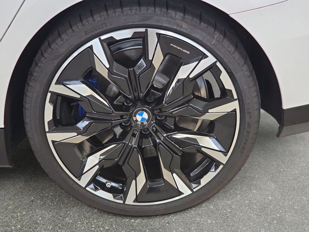 New 2027 Mineral White Metallic BMW 550e xDrive image 15