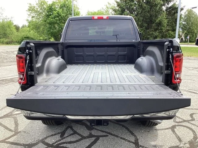 New 2026 Diamond Black Crystal Pearlcoat Ram TRADESMAN CREW CAB 4X4 6