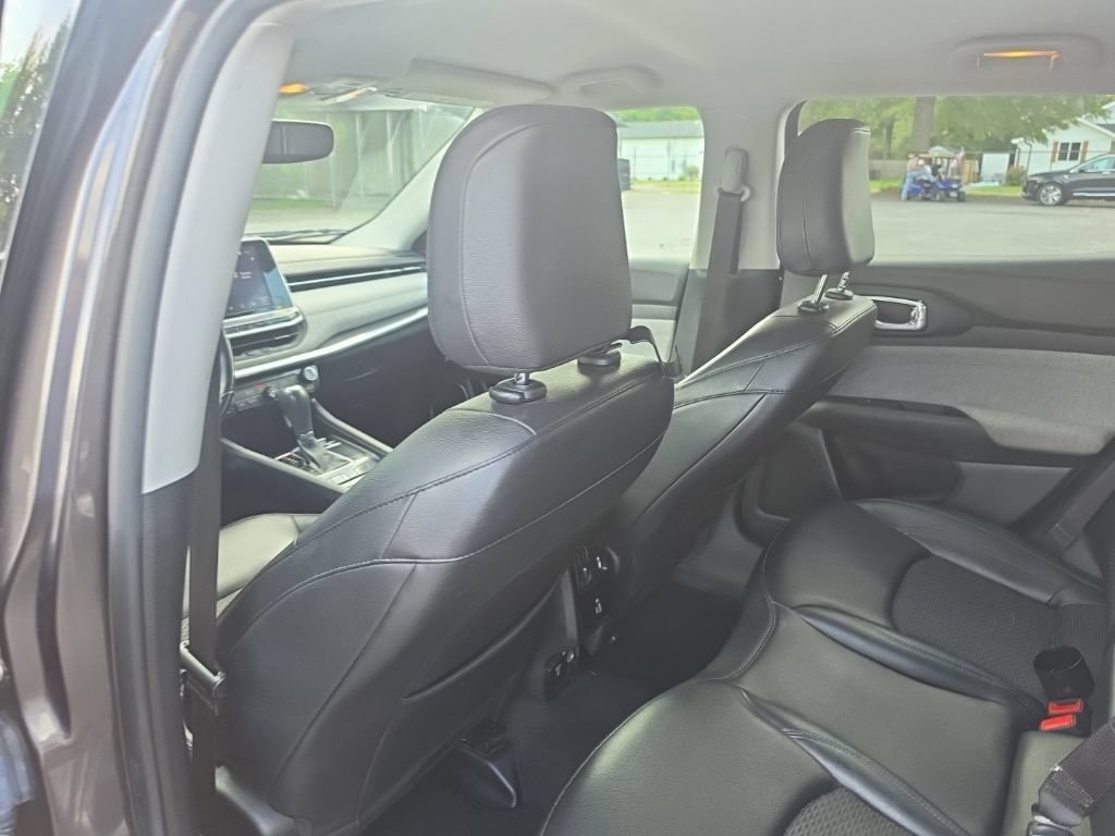 Used 2022 Gray Jeep Latitude FWD image 27