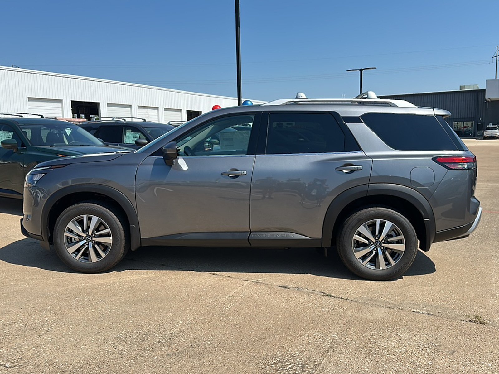 2025 Nissan Pathfinder SL photo 3