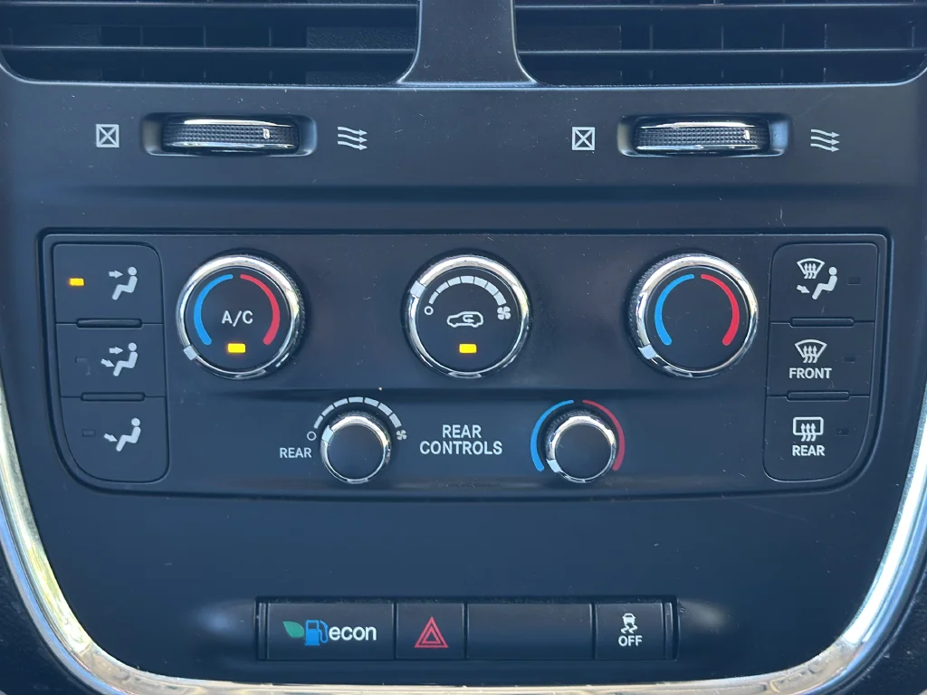 Used 2015 Silver Dodge SE image 16
