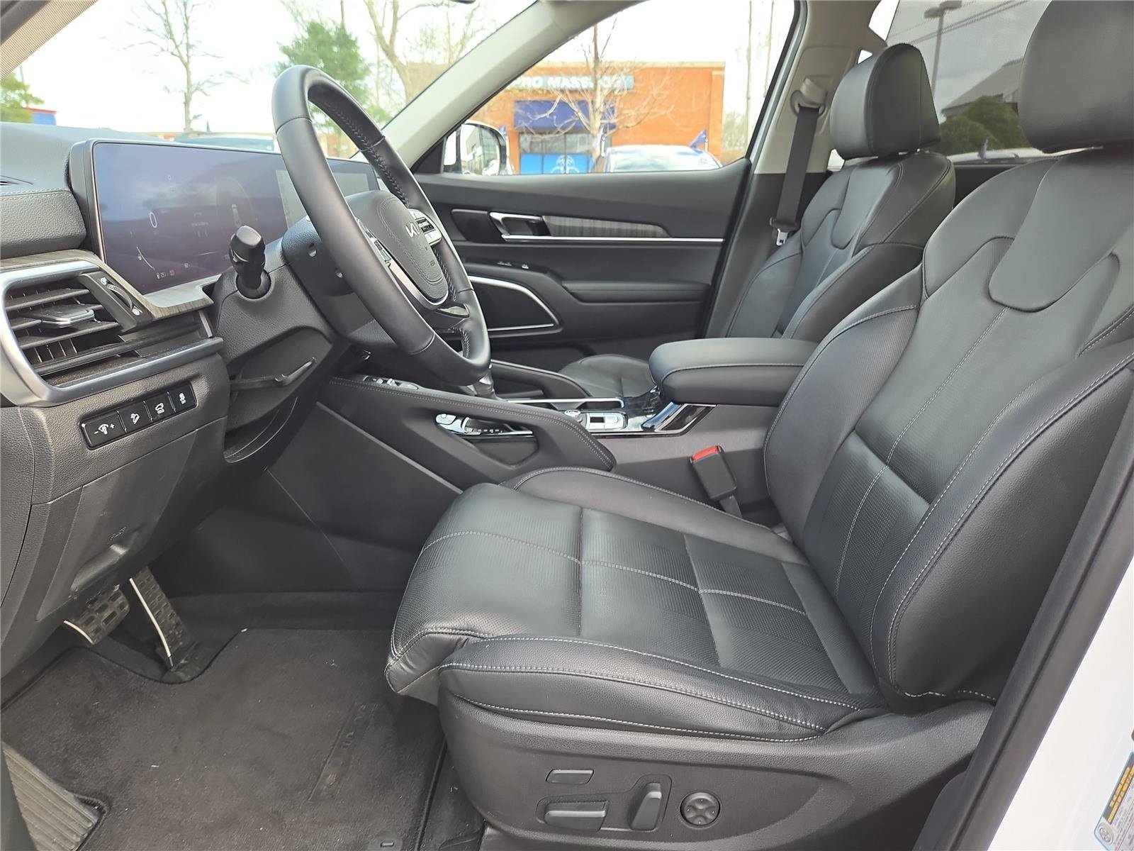 Used 2024 White Kia SX image 23