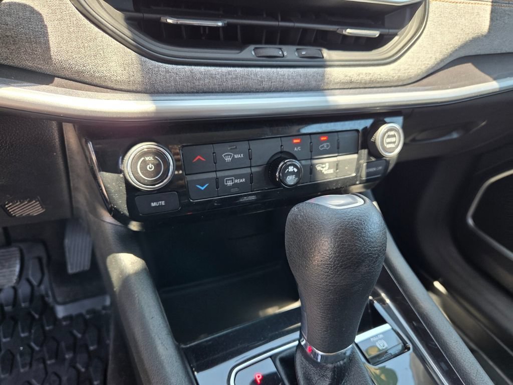 Used 2022  Jeep  image 27