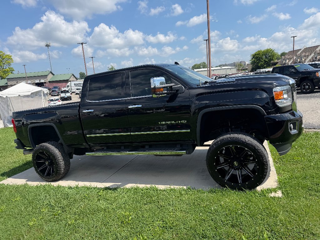 Used 2018 Onyx Black GMC Denali image 2