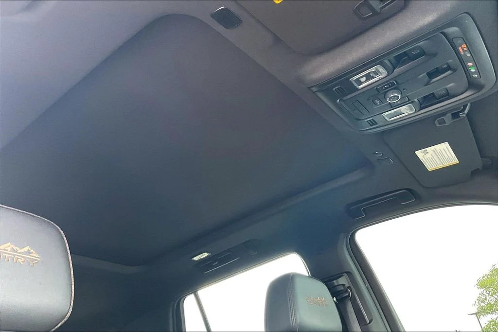 Used 2023 Green Chevrolet High Country image 28