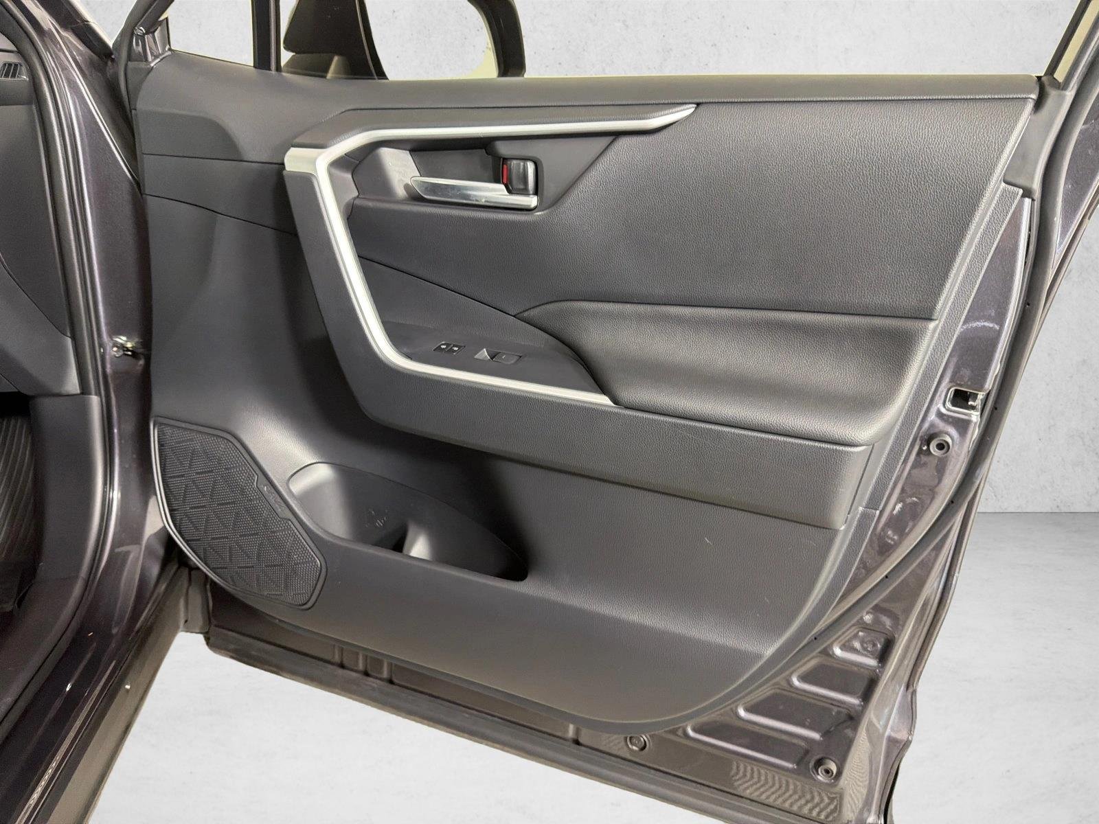 Certified Used 2025  Toyota XLE Premium image 15