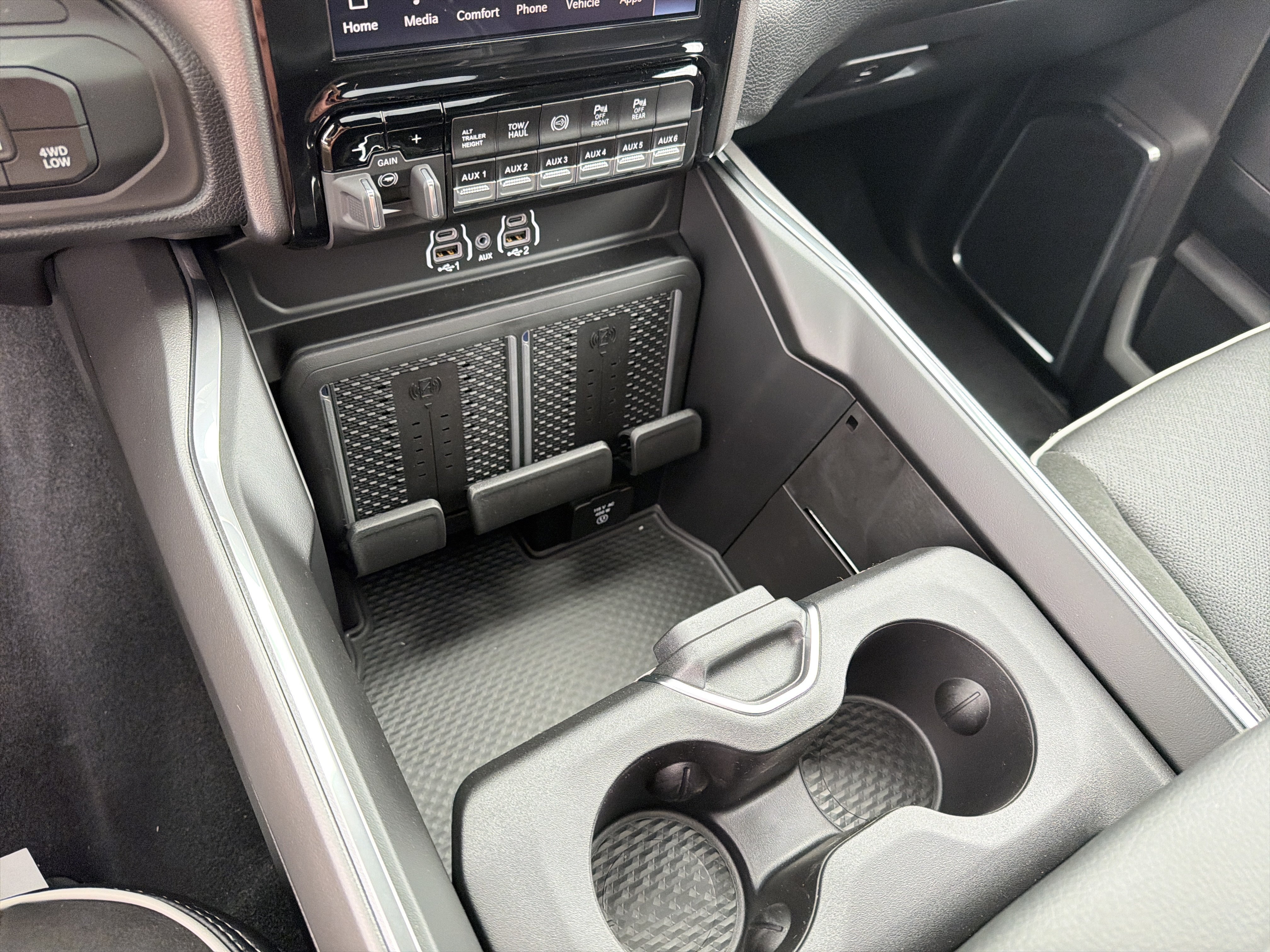 New 2026 Diamond Black Crystal Pearl-Coat Exterior Paint RAM Laramie image 34