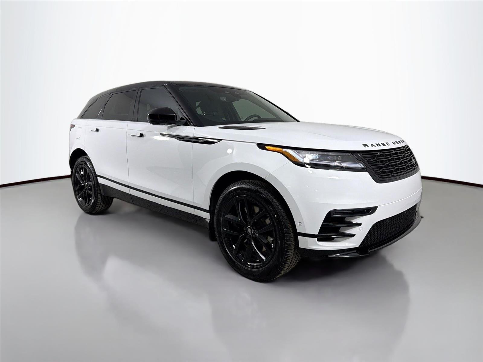 New 2026 Fuji White LAND ROVER Dynamic SE image 3