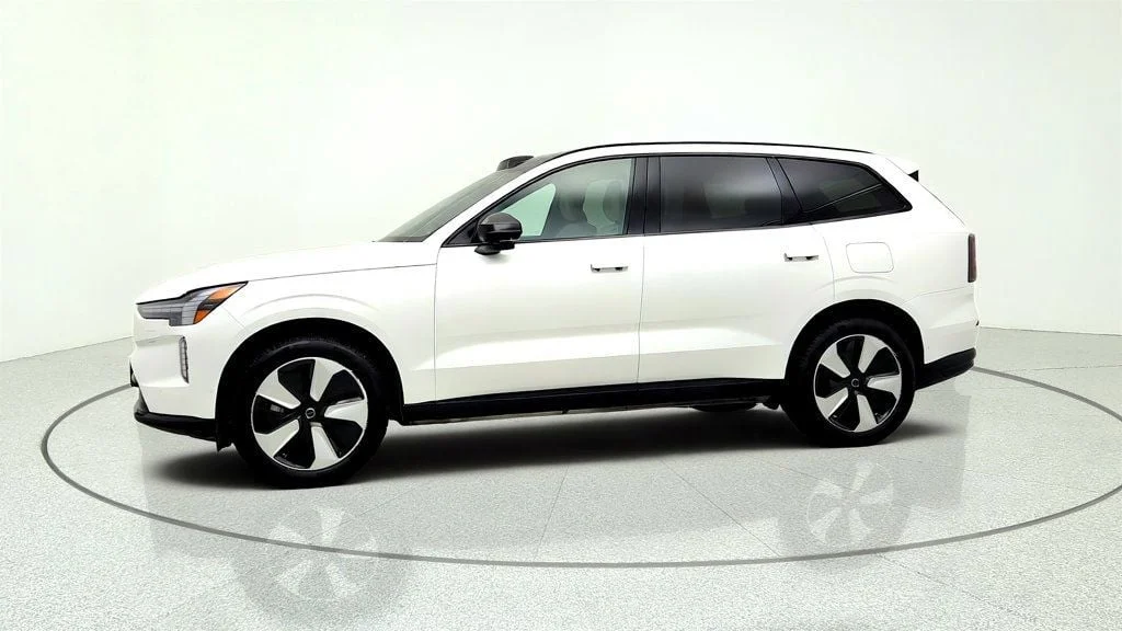 Used 2025 Crystal White Metallic Volvo Twin Motor Plus 6-Seater image 8