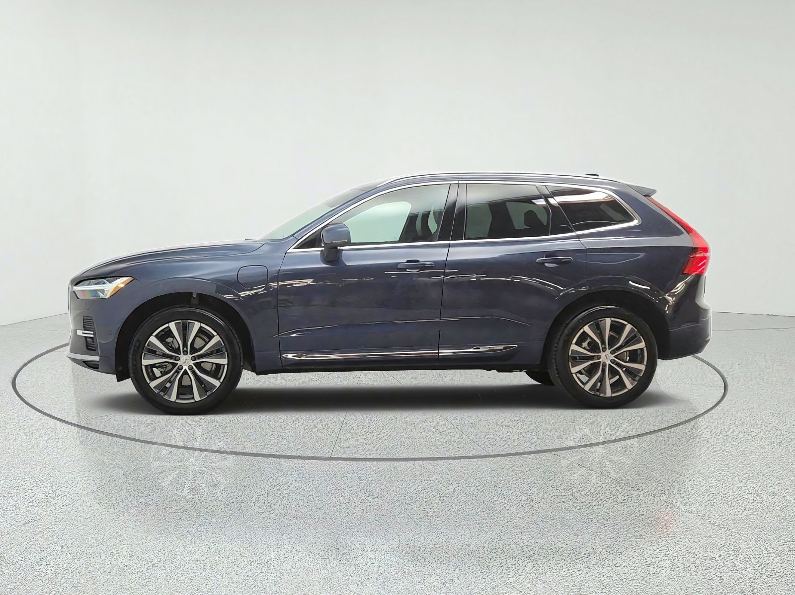 Used 2022 Denim Blue Metallic Volvo T8 eAWD PHEV Inscription Expression Extended Range image 8