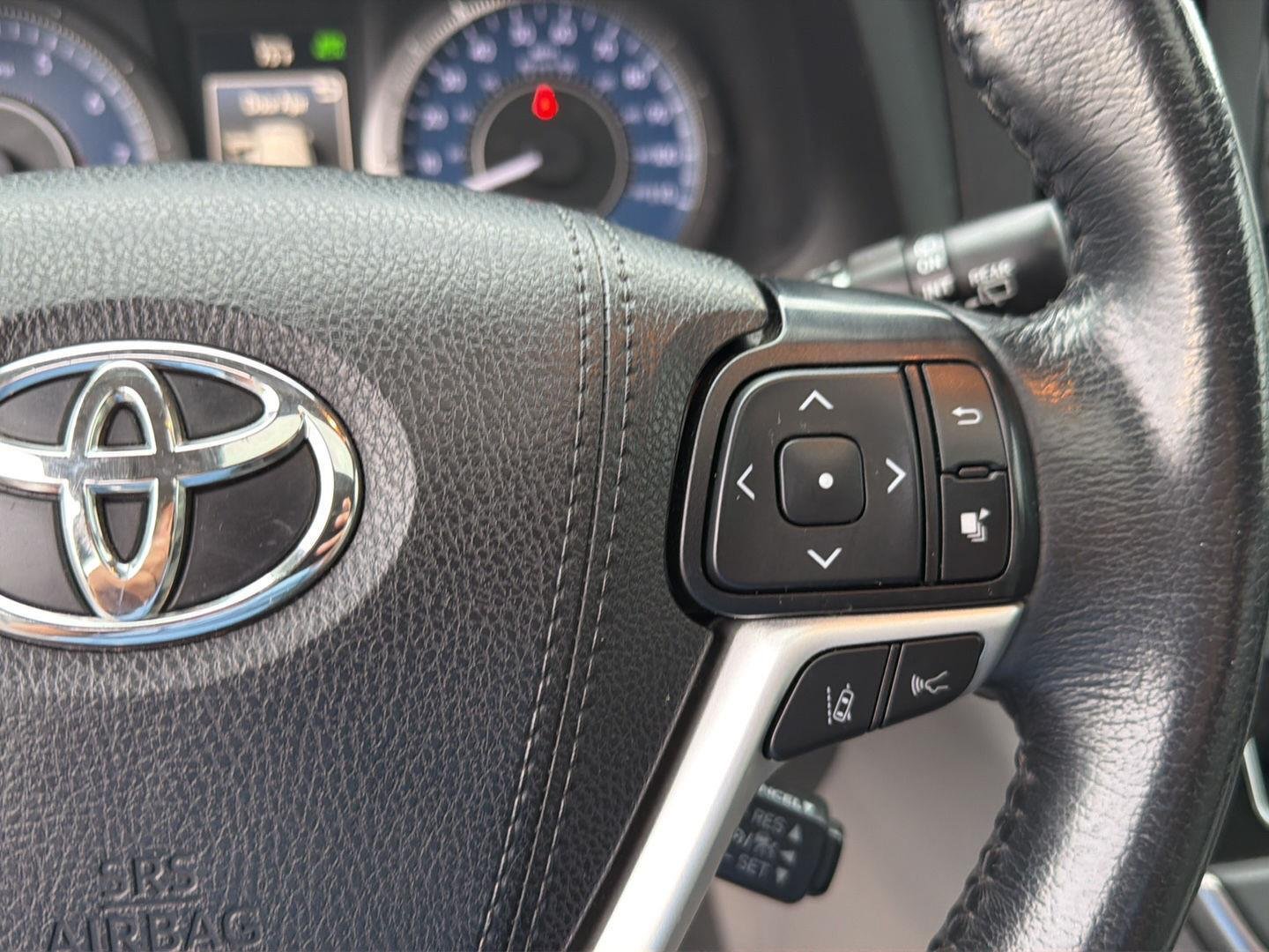 Used 2019 Celestial Silver Metallic Toyota XLE Premium 8-Passenger image 20