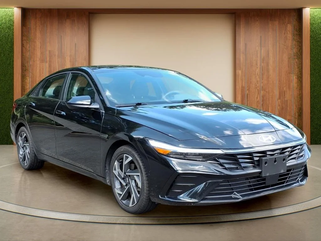 Used 2025 Black Hyundai SEL Convenience image 1