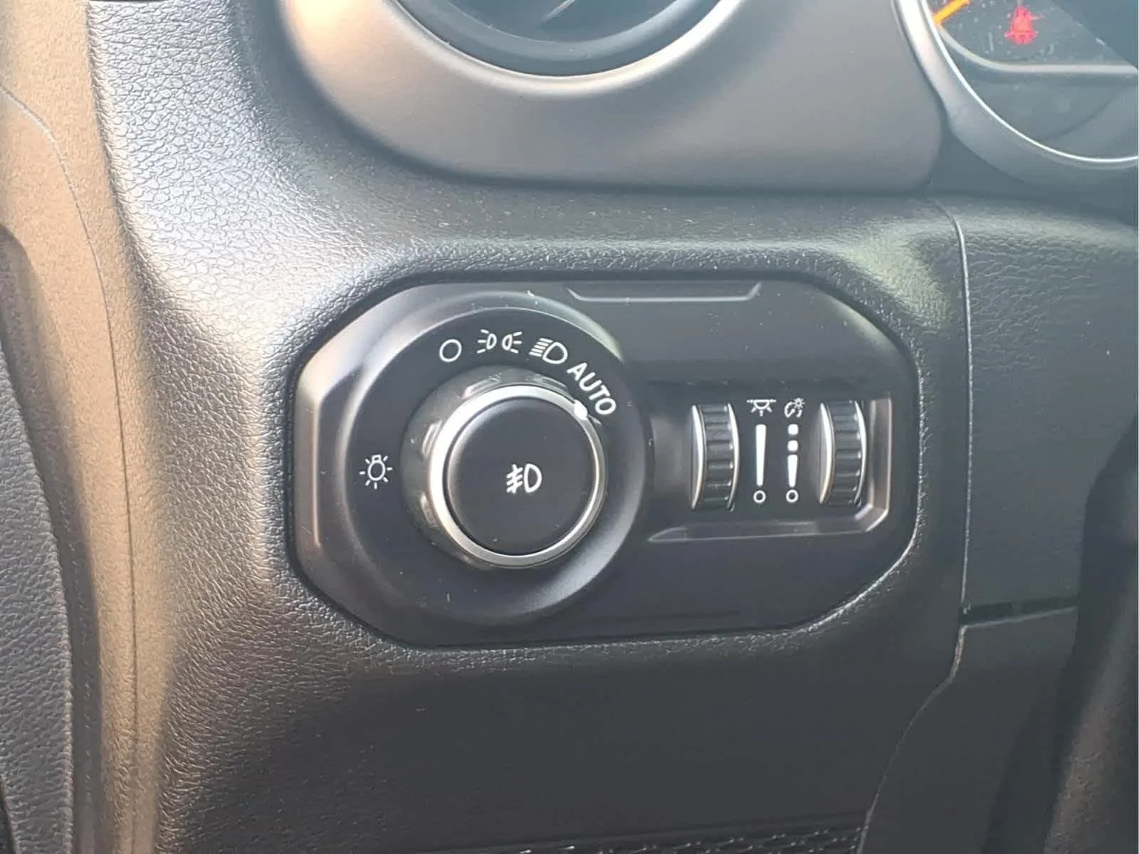 Used 2018 Black Clearcoat Jeep Sport S image 13